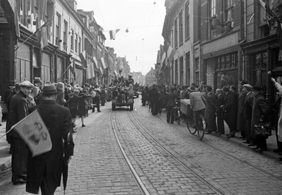 853108 Afbeelding van de intocht van de geallieerden, in de Voorstraat te Utrecht.